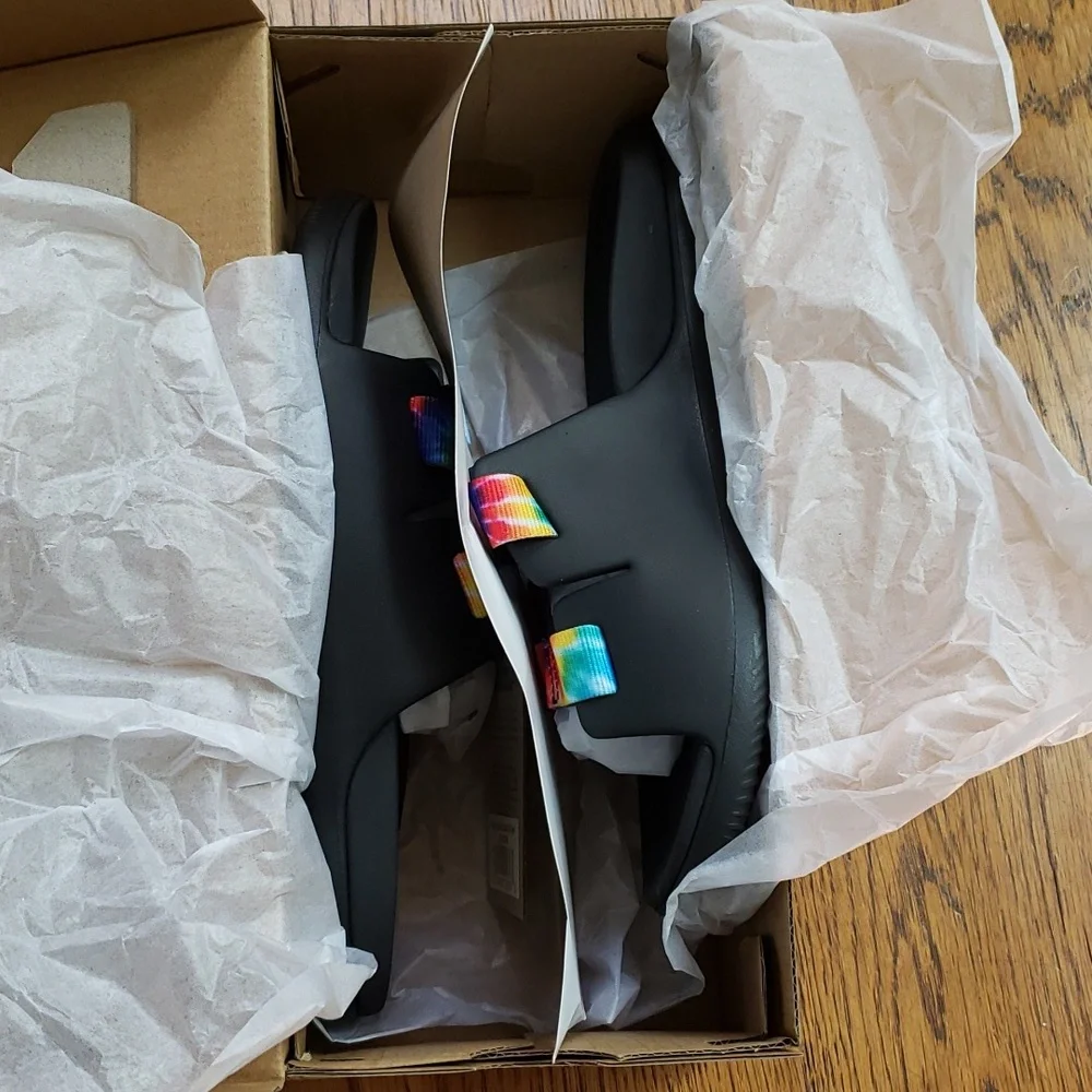 NIB Chaco Chillos Slide Sandal In Black Rainbow Tie Dye Kids Size 5